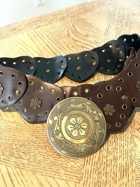 Vintage-Inspired Brown Leather Belt with Decorative Brass Medallion